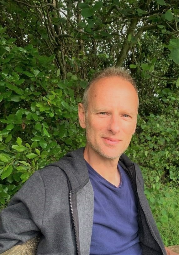 Mark-Reeves-therapist-and-coach-with-green-leafy-background